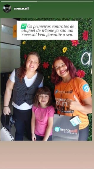 Cliente com a sacola da Arena Cell na loja
