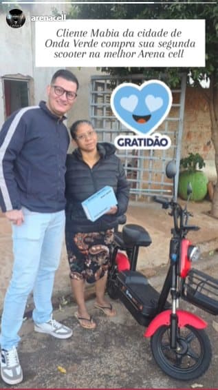 Cliente ao lado da scooter elétrica nova entregue pela Arena