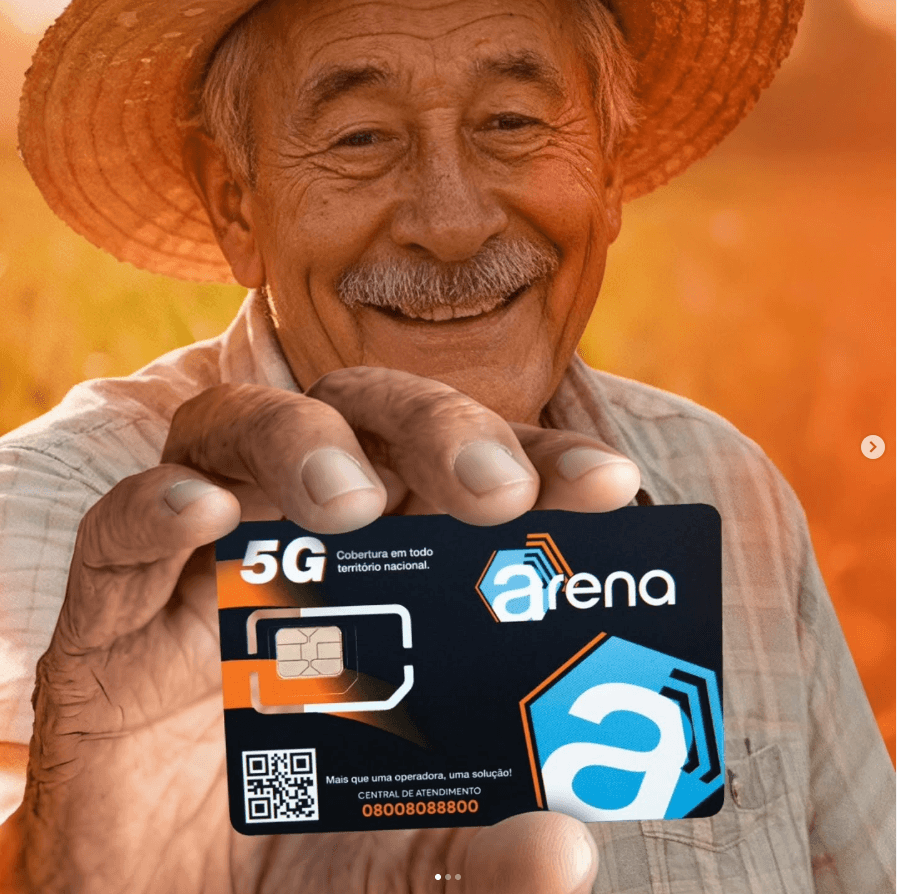 Cliente sorridente segurando o chip 5G da Arena
